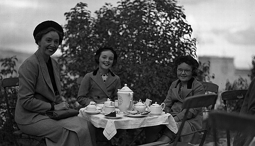 תה בגינה במהלך באזר של הכנסיה, אוספי 1937 הסקוטית הארכיון הציוני המרכזי ירושלים