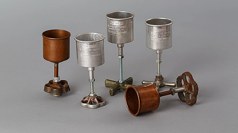 גביעי קידוש בתערוכה של עירית אביר