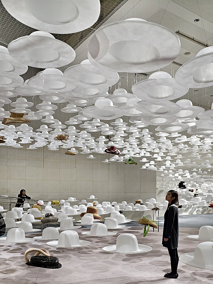 מיצב מחווה בתערוכת הכובען היפני היראטה אקיאו, ננדו, 2016