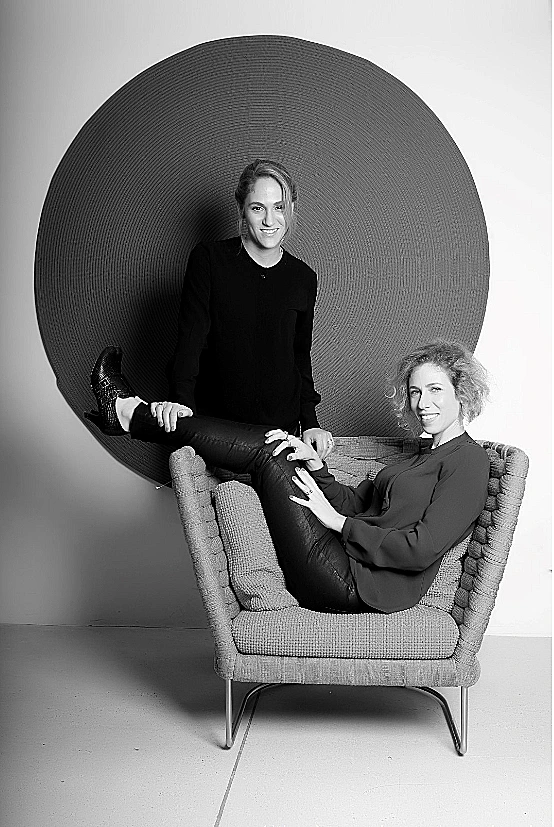 על הכסא - לירון שוורץ גילת. עומדת שירלי שוורץ קאופמן