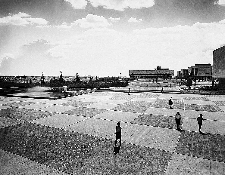 כיכר הכניסה לקמפוס גבעת רם בשנות החמישים