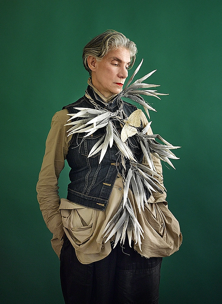 חנקין, שרה בש, תכשיטים