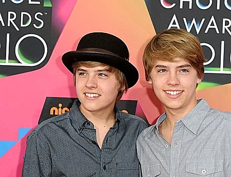 התאומים השחקנים הצעירים דילן וקול ספרוס