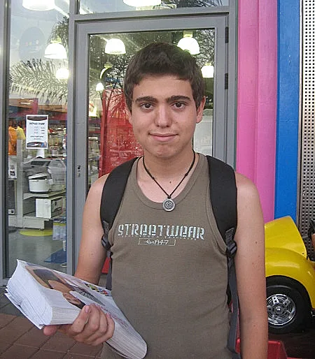 בני נוער צוחקים