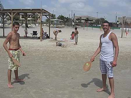 בני נוער צוחקים