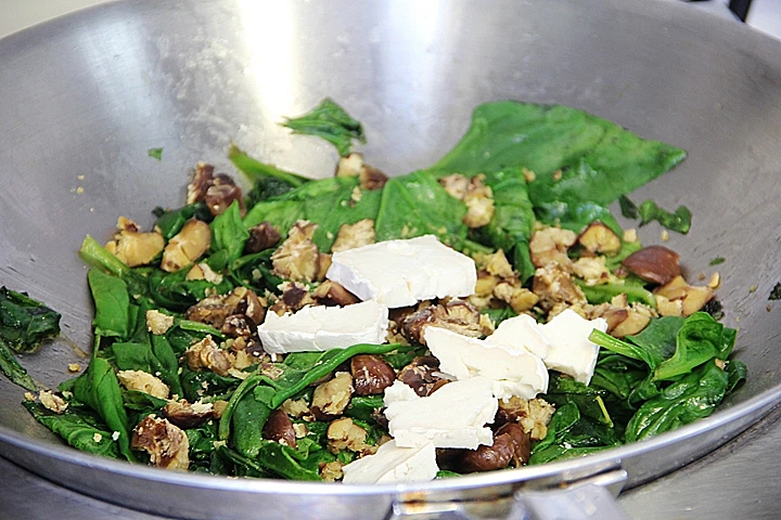 פשטידת תרד חומוס וקממברט של ברק חי חורש (משק צוריאל)