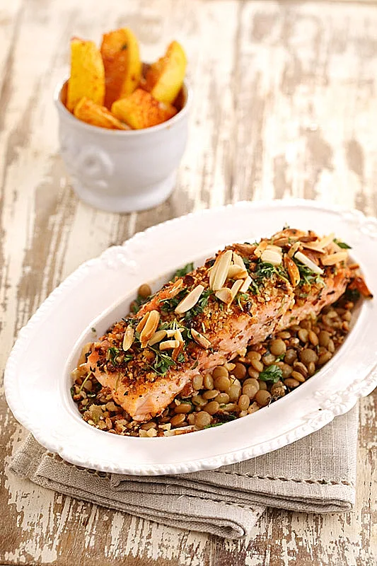 פילה סלמון שהוכן לכתבת עדשים של סוגת ע