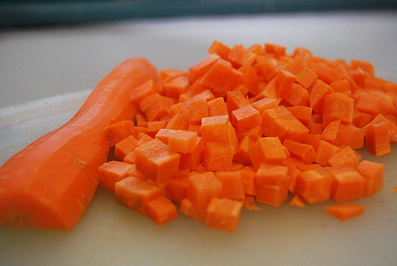 תבשיל אורז עם גזר, תירס, כרישה ושקדים