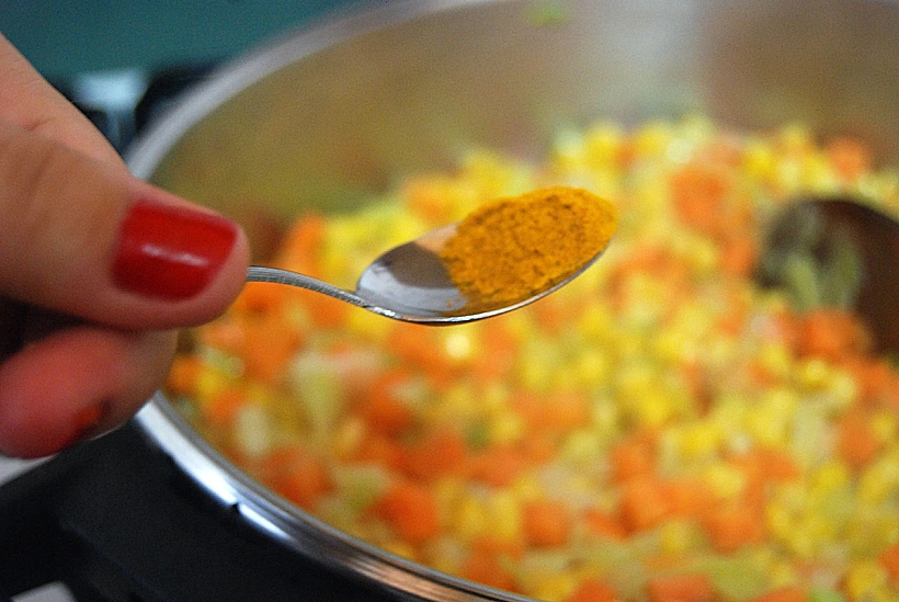 תבשיל אורז עם גזר, תירס, כרישה ושקדים