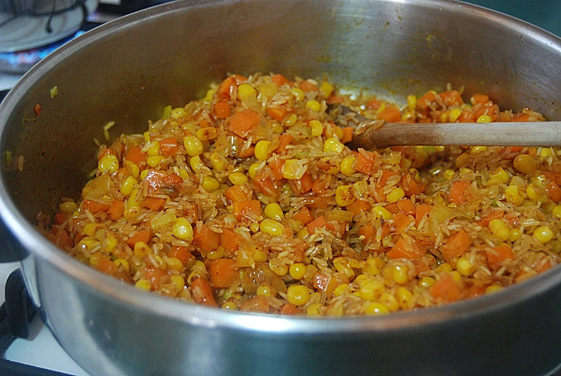 תבשיל אורז עם גזר, תירס, כרישה ושקדים