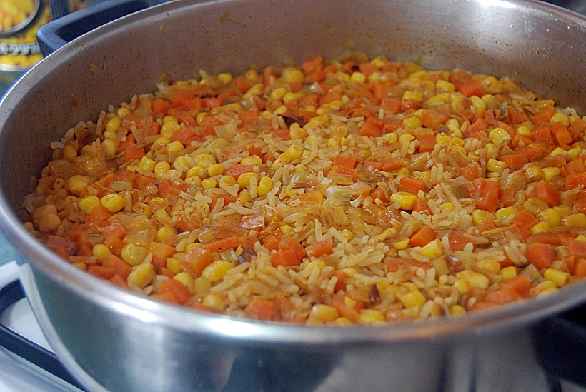 תבשיל אורז עם גזר, תירס, כרישה ושקדים