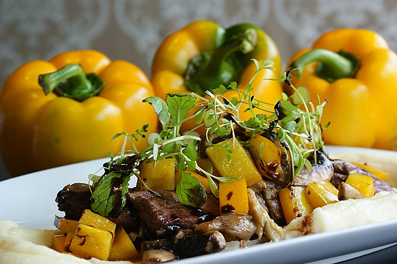 שייטל מוקפץ בפלפלים צהובים ופטריות עם פירה