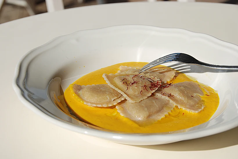 רביולי במילוי ארטישוק בחמאת פלפלים צהובים וזעפרן - פיורי