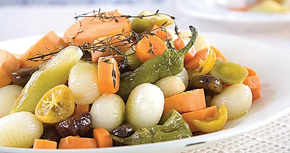 קדרה כתומה עם בצלצלי פנינה וערמונים