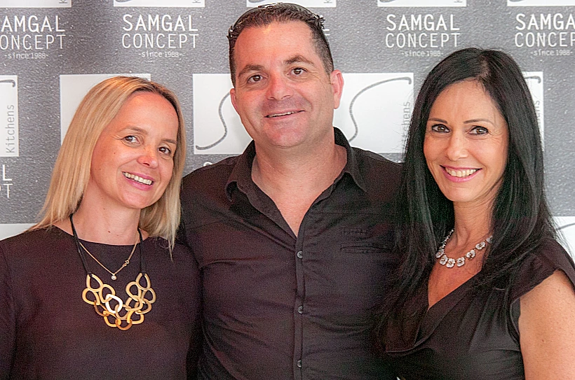 מימין יעל שושנה מנהלת אולם התצוגה סמגל קונספט בהרצליה ערן סייג מנכל החברה ונעמה רוזמן הרטל מנהלת השיווק