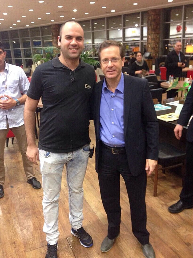 הסיטי: מימין בוזי הרצוג יור מפלגת העבודה ומשמאל צח כהן מנהל סניף קפה גרג