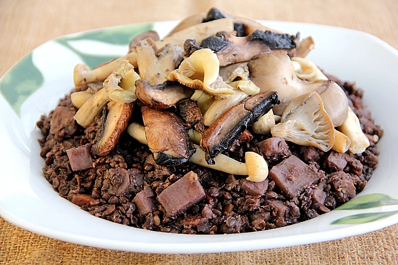 פטריות על תבשיל עדשים וארטישוק ירושלמי