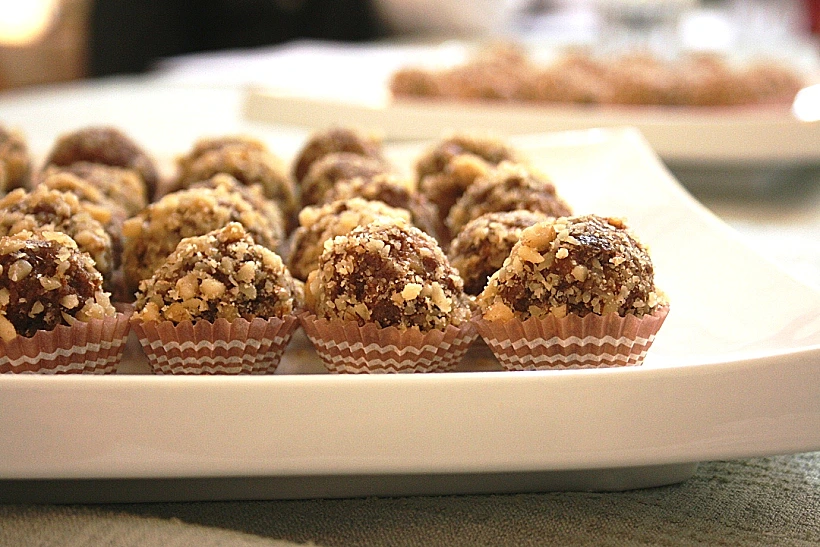 כדורי תמרים בציפוי אגוזים קצוצים