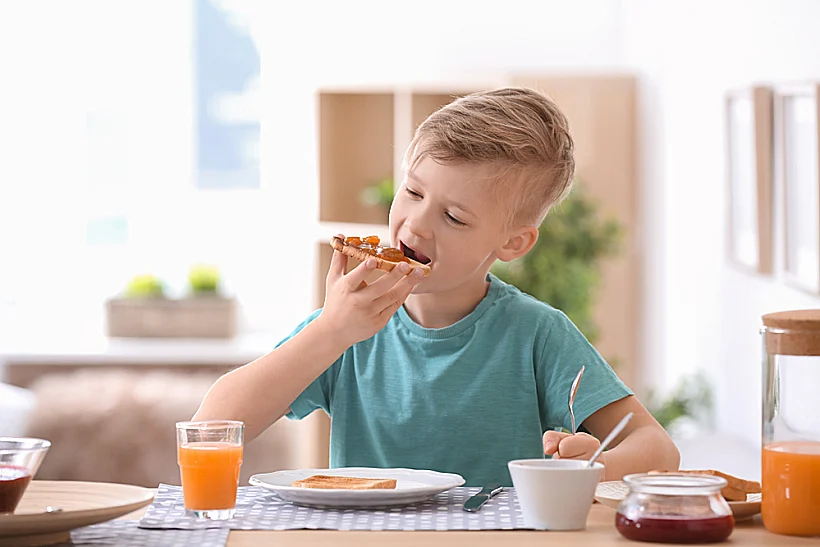 ילד אוכל ארוחת בוקר