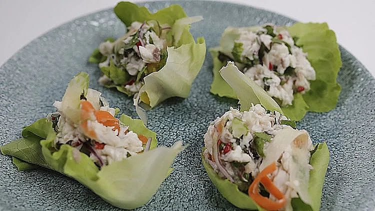 מתכון לכוסות חסה עם דג במלח של רנן בלומנרייך קומטה