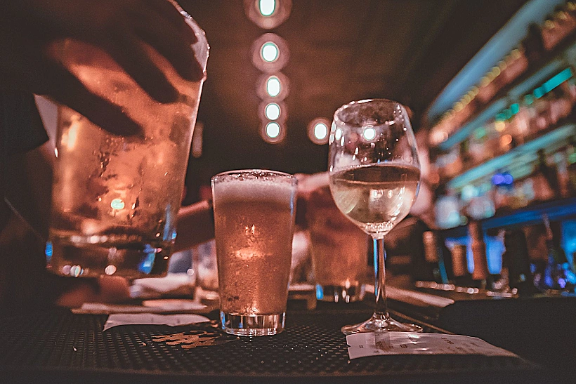 דרינק שלישי חינם. המברוק