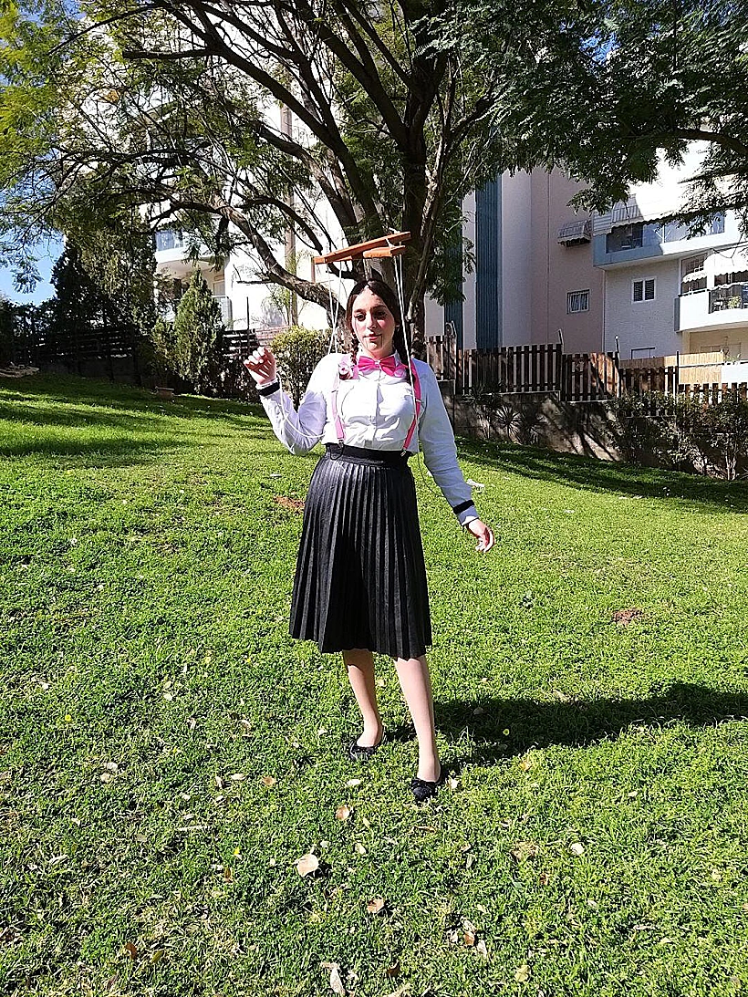 שילת בן עזרא מתחפשת למשימת בובות על חוט