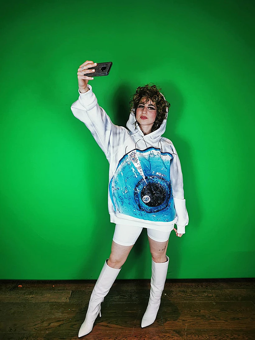 נטע שפינקו מתחפשת לעדן פינס האחות הדיגיטלית