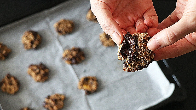 עוגיות בננה, שוקולד צ'יפס ושיבולת שועל טבעוניות. מור גל פלוטקין