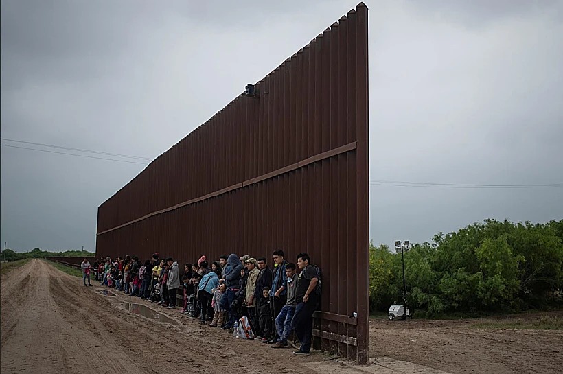 מהגרים שנעצרו סמוך לחומה בגבול
