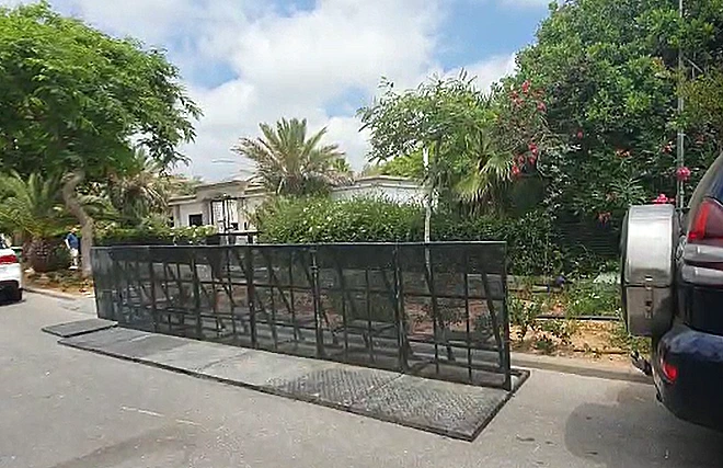 גדרות מחוץ למעונו הפרטי של רה"מ נתניהו בקיסריה
