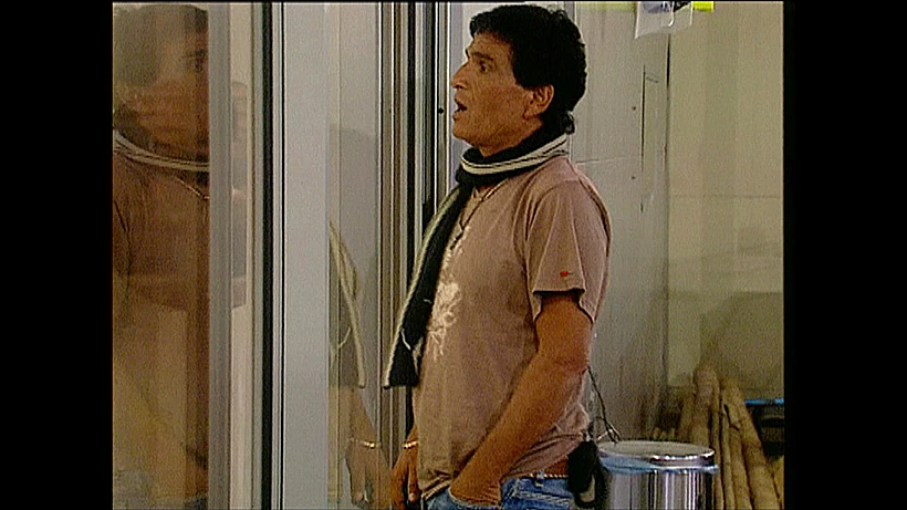 יוסי בובליל נתקע בזכוכית