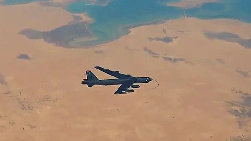 מפציץ בי52 בשמי המפרץ הפרסי