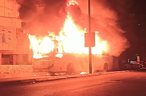 אוטובוס שנשרף על ידי מתפרעים בבני ברק