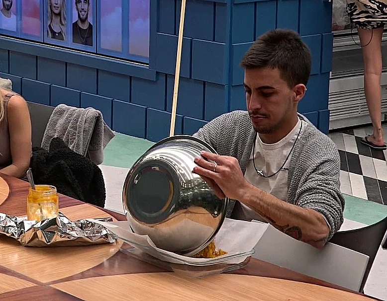 אורן אסידו בפעולה