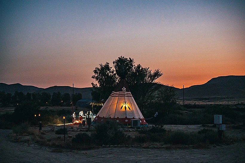 לינה באוהלי טיפי בחוות זית המדבר