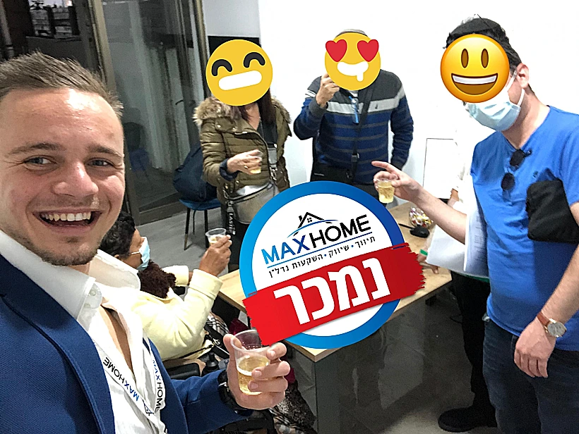 הצוות המקצועי יחד עם מקס מולגן