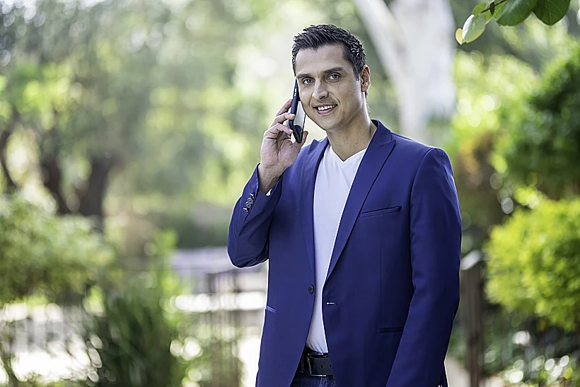 דניס סיגי מדבר בטלפון