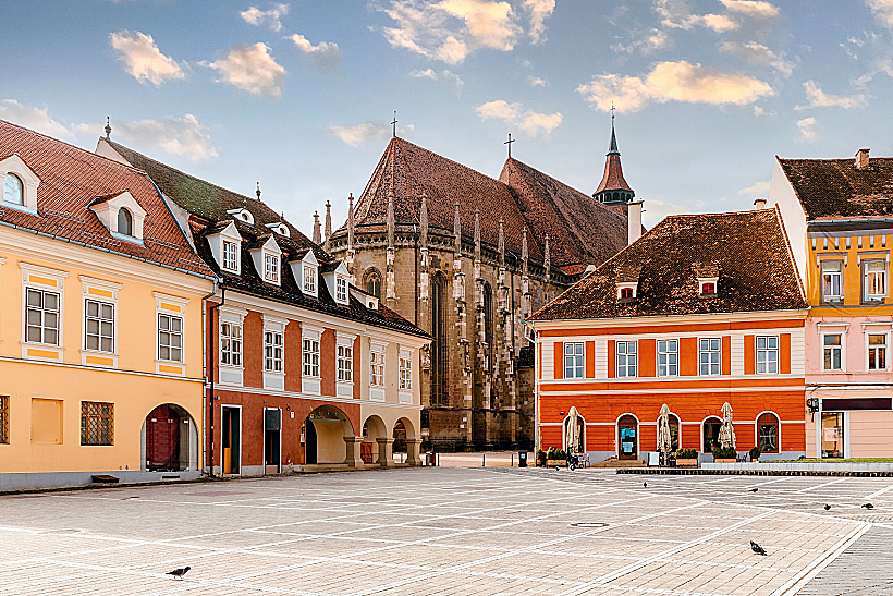 Piata Sfatului Square And Black Church In Brasov, Romania העיר העתיקה בבראשוב