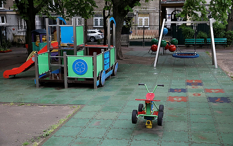 גן ילדים סגור, אילוסטרציה