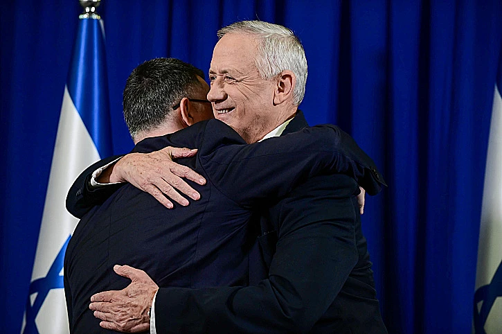 חיבוק בין השותפים החדשים. גנץ וסער