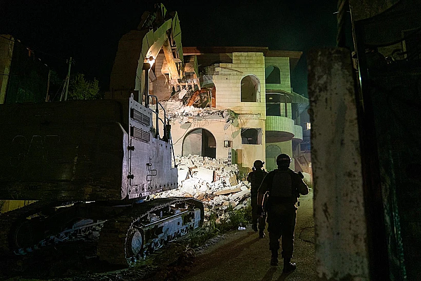 צה"ל הרס הלילה את ביתם של המחבלים שביצעו את הפיגוע באלעד