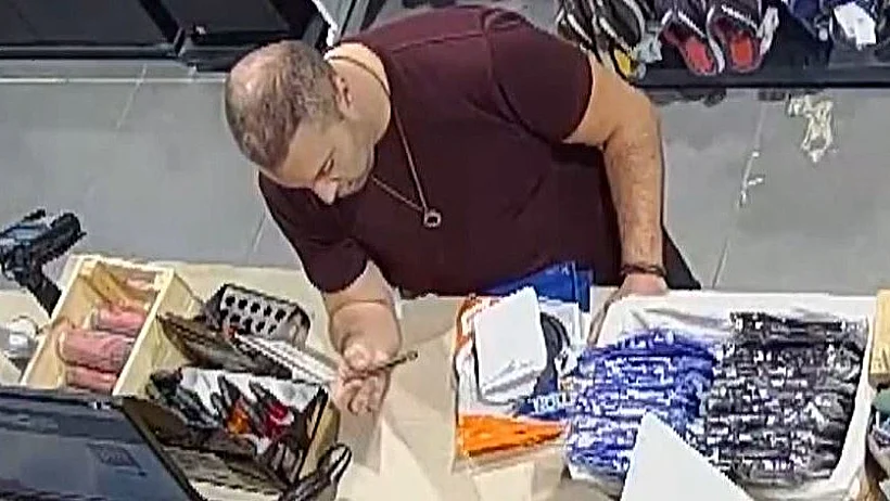 ג'ייסון בלייז, המואשם ברצח ילנה גרנברג, רוכש את הסכין עמה דקר אותה למוות