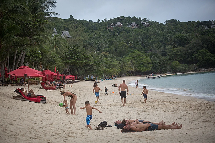 תיירים בחוף הים באי קופנגן בתאילנד, קו פה נגאן