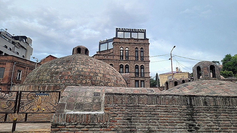 טביליסי. מתחת לכיפה מסתתרים מרחצאות חמים. צילןם: מיכל בן ארי מנור