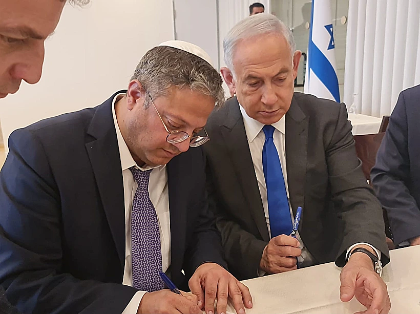 בנימין נתניהו ואיתמר בן גביר חותמים על ההסכם הקואליציוני