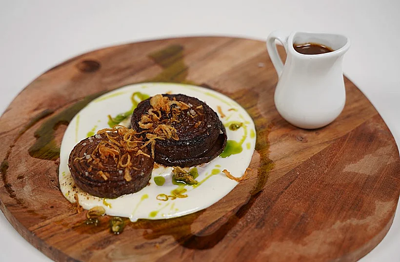 סטייק בצל ברוטב ציר עוף קפה: המתכון של אביב במשימת השיר שלי, משחקי השף