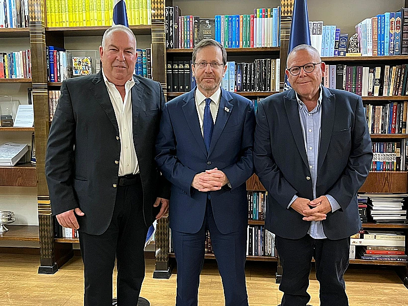 מימין: יו"ר ההסתדרות ארנון בר-דוד, נשיא המדינה הרצוג ויו"ר נשיאות המגזר העסקי, דובי אמיתי