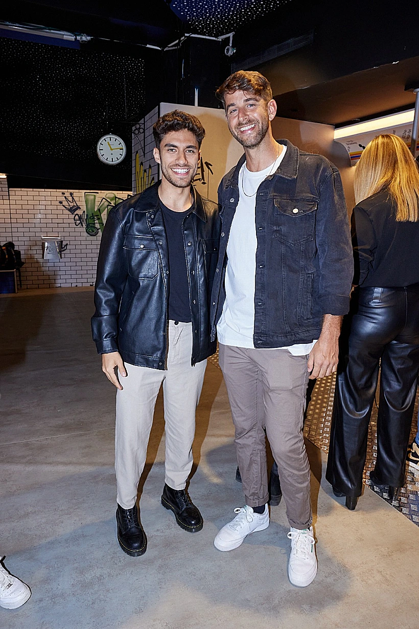 Whatsaשחף רז ובר ברימר בתערוכה של קית הרינג