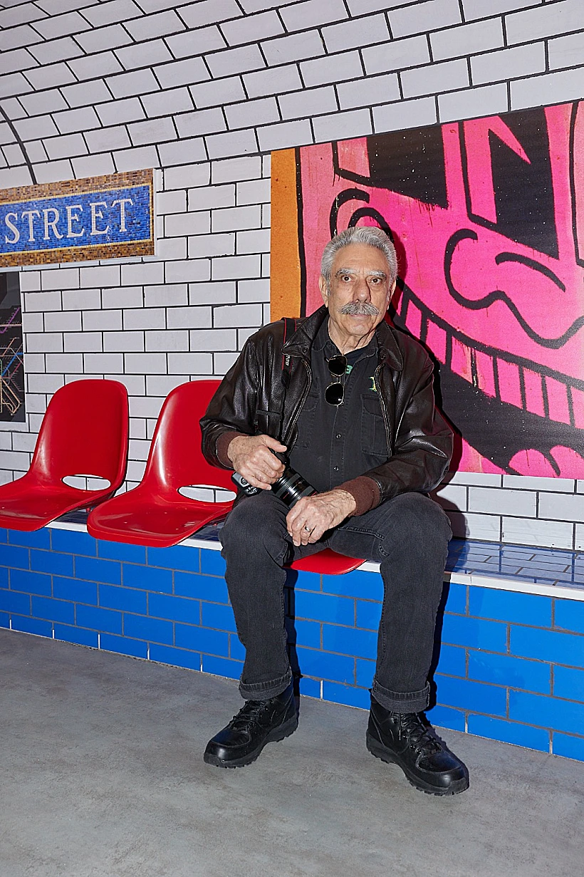 הצלם אלן טננבאום בתערוכה של קית הירינג