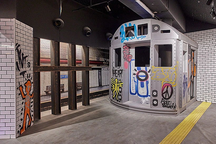 קרון סאבווי בתערוכה של קית הרינג